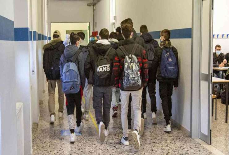 Studenti nel corridoio della scuola