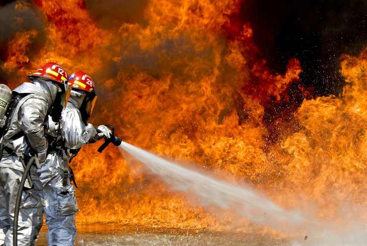 Vigili del fuoco spengono incendio