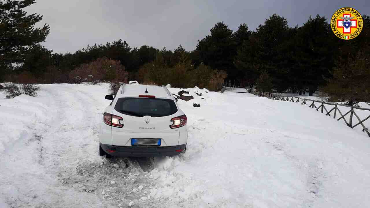 Auto bloccata nella neve sull'Etna