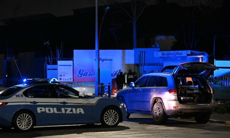 Auto della polizia sul luogo dell'omicidio a Roma