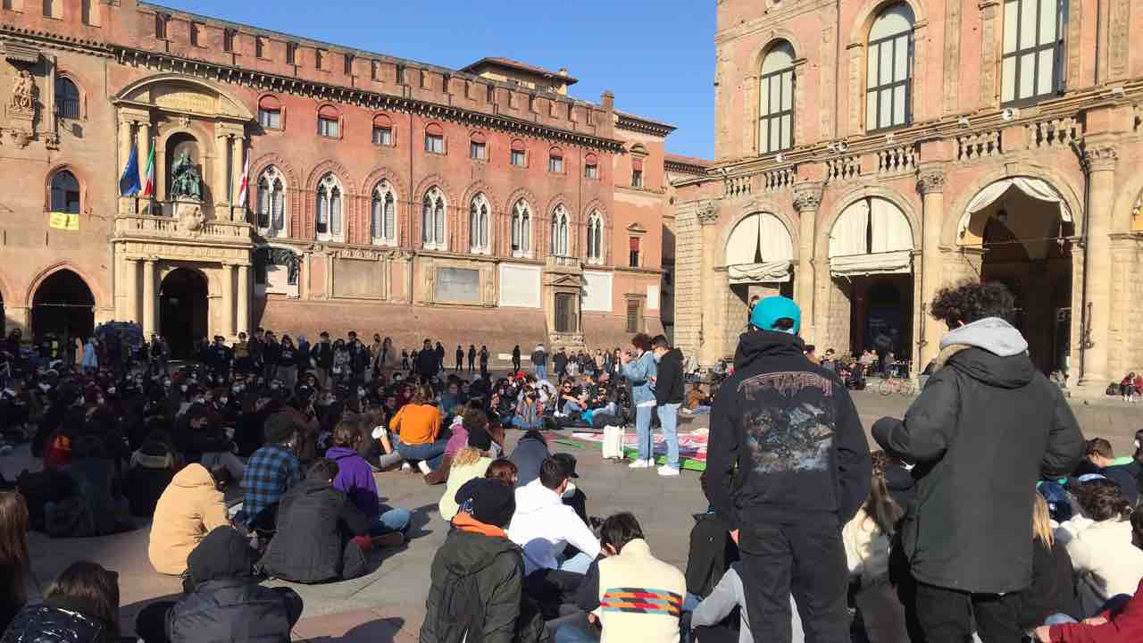 Bologna, studenti in piazza