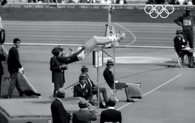 Dick Fosbury che esegue il salto in alto alle Olimpiadi del Messico 1968