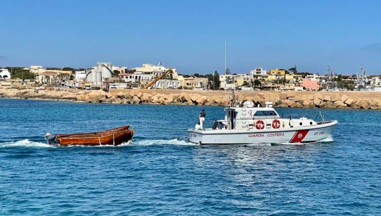 Due barchini recuperati dalla capitaneria di porto di Lampedusa