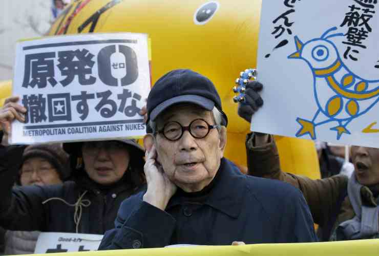 Kenzaburo Oe a una manifestazione contro il nucleare