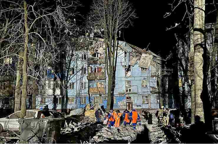 Operazioni di soccorso nel condominio di Zaporizhzhia