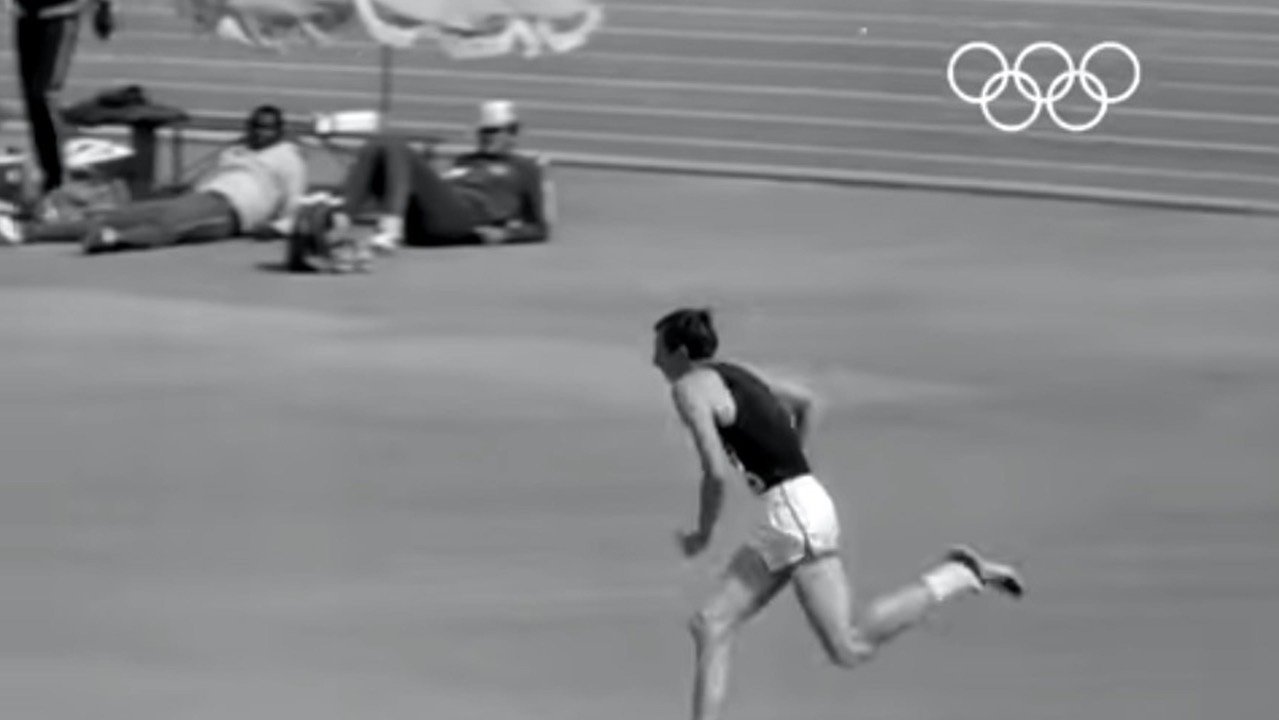 Un frame di Dick Fosbury che esegue il salto in alto alle Olimpiadi del Messico 1968