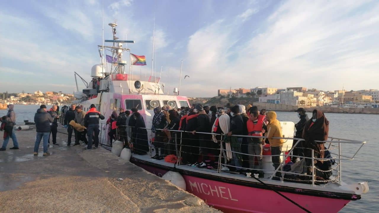 Un gruppo di migranti soccorsi a Lampedusa