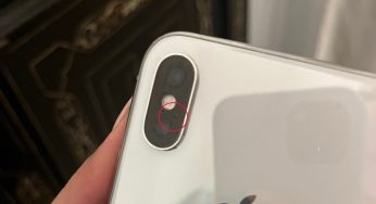 Cellulare, perché c’è un buco accanto alla fotocamera? Pochi sanno a cosa serve