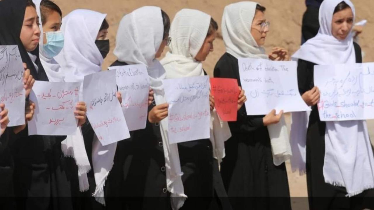 Donne protestano per il diritto di istruzione in Afghanistan 