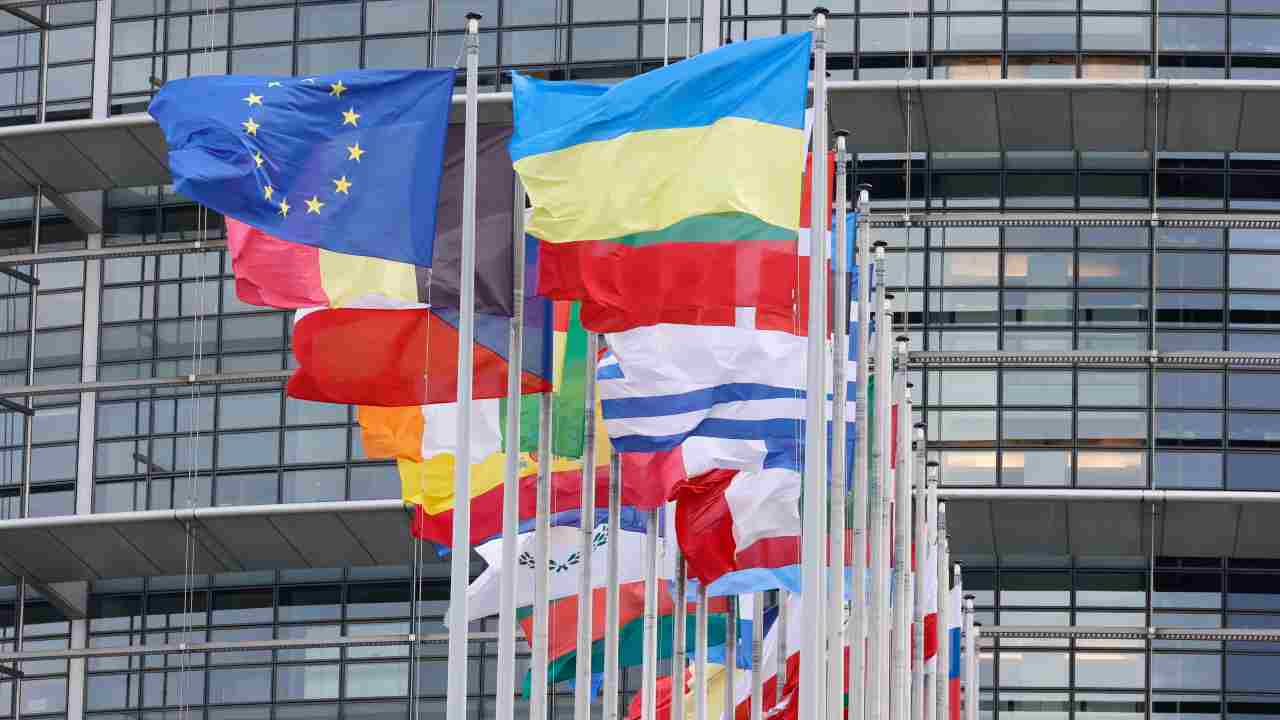 Bandiere europee dinanzi al Parlamento Ue