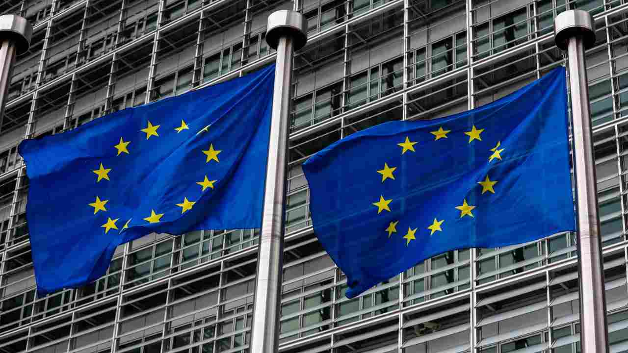 Bandiere europee dinanzi al palazzo sede della Commissione europea