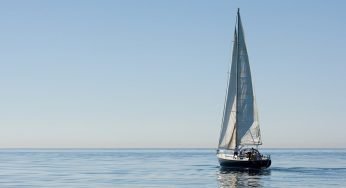 Kirsten Neuschaefer entra nella storia: è la prima donna a vincere una regata in solitaria intorno al mondo