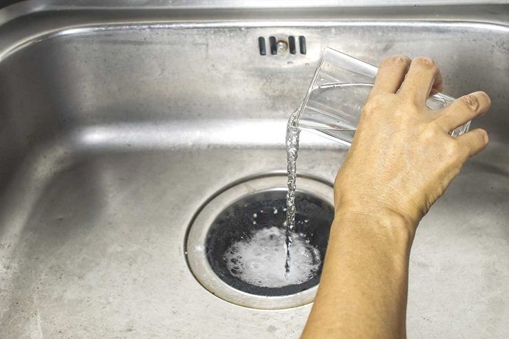 Versare acqua nel lavandino - cattivi odori dai bicchieri