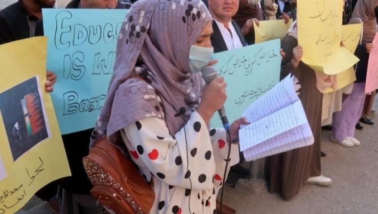 Donne in protesta contro il divieto di istruzione in Afghanistan 