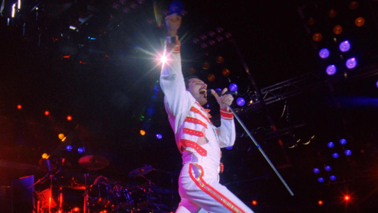Freddie Mercury durante un concerto a Budapest