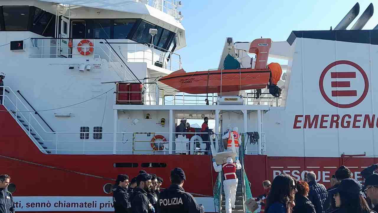 La nave Life Support di Emergency al porto di Marina di Carrara