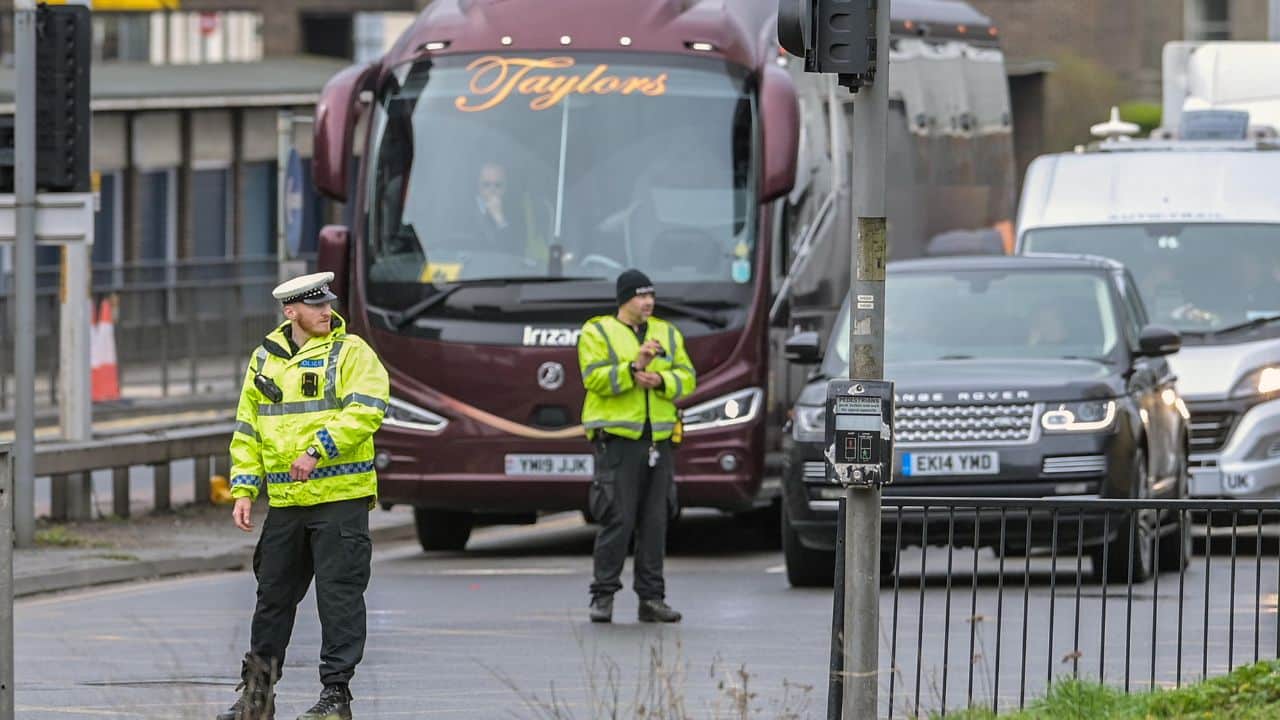 Le autorità addette al passaggio delle auto a Dover