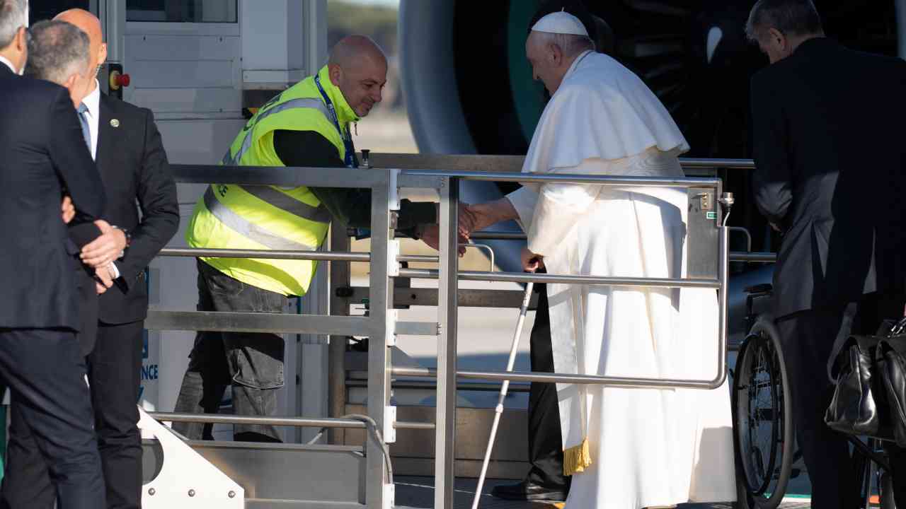 Papa Francesco si appresta a salire sull'aereo