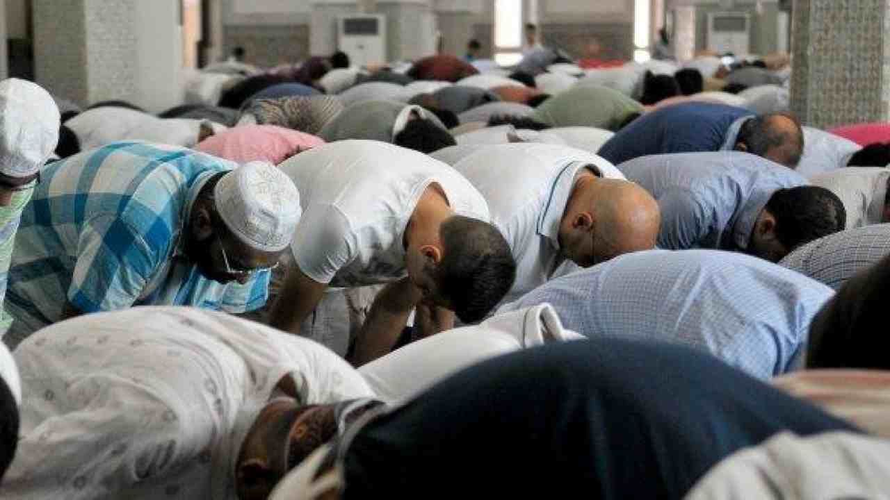 Persone che pregano all'interno di una moschea