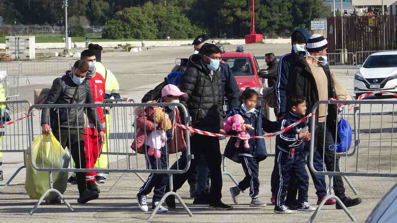 Italia dichiara lo Stato di emergenza per l'enorme flusso di migranti nel 2023