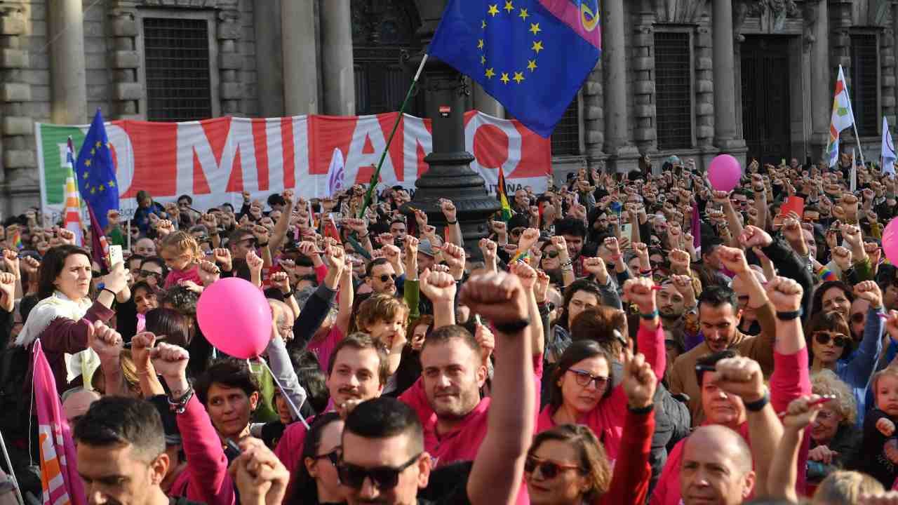 Un momento del presidio e flashmob organizzato da Arcigay, Famiglie arcobaleno e i Sentinelli a Milano il 18 marzo