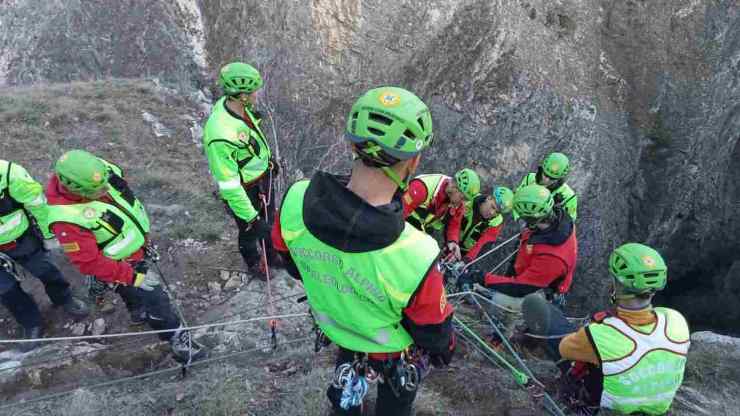 Uomini del soccorso speleologico in azione