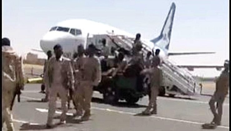Milizie ed esercito sudanese in aeroporto 