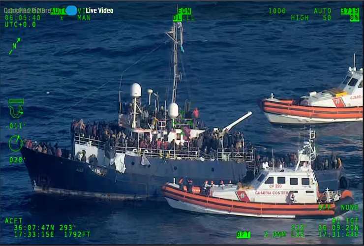 operazioni di soccorso della Guardia Costiera con due barconi in difficoltà