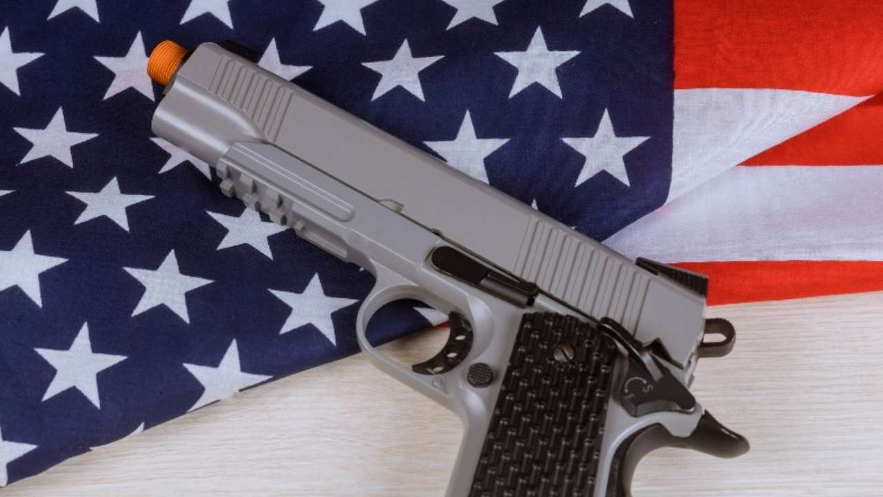 pistola e bandiera americana