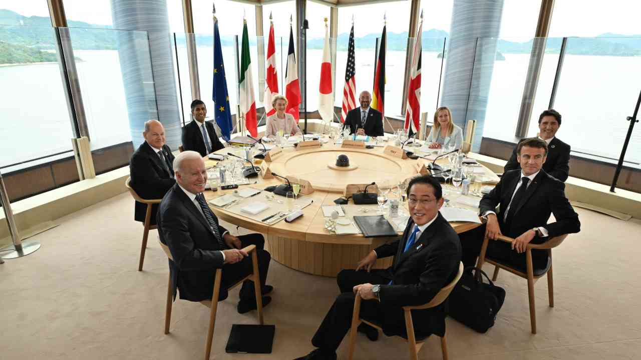Al tavolo rotondo in occasione della prima sessione del G7 ad Hiroshima