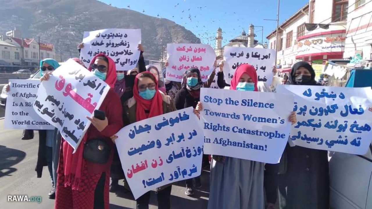 Proteste delle donne in Afghanistan per il diritto allo studio