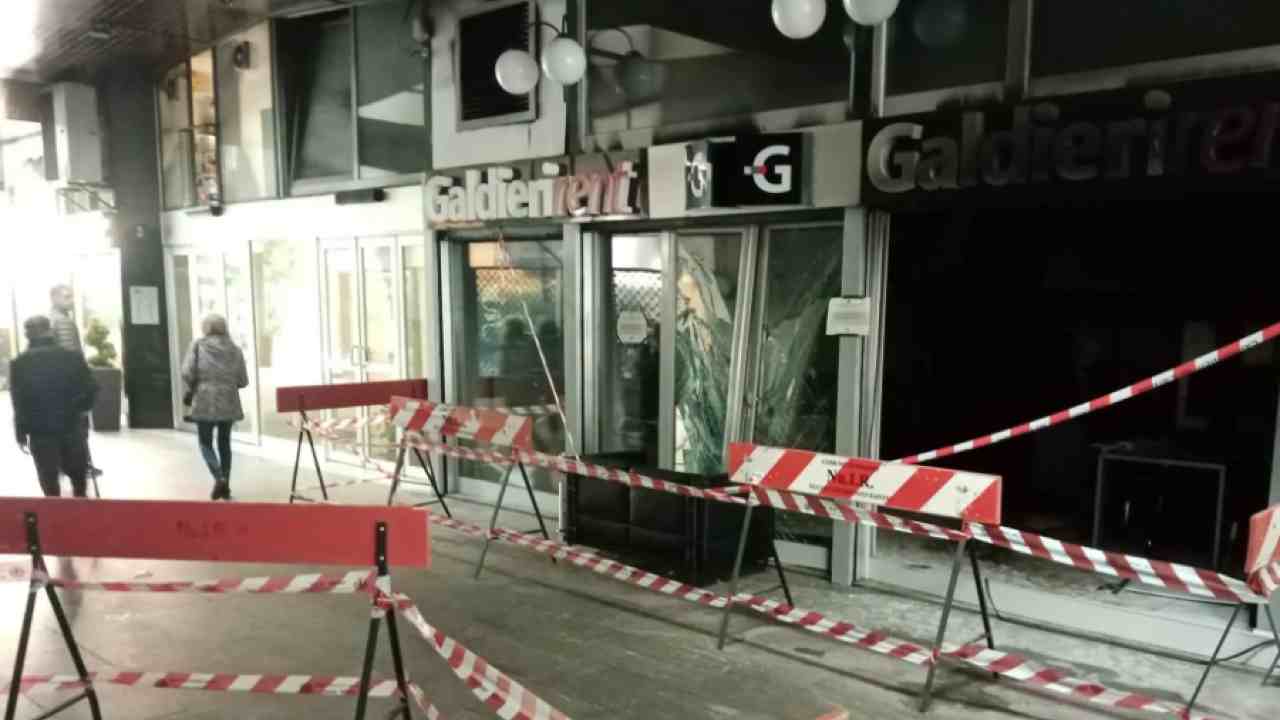 Esplosione e incendio in un negozio a Milano