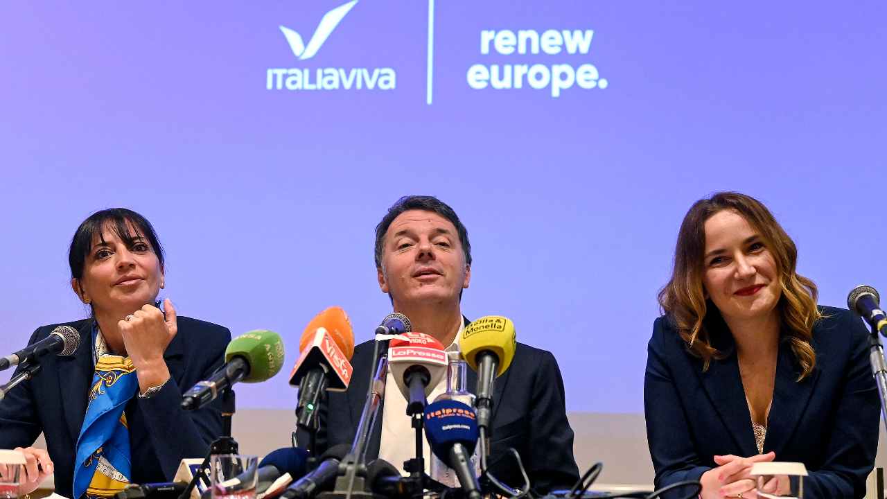Matteo Renzi con Naike Gruppioni e Giulia Pigoni