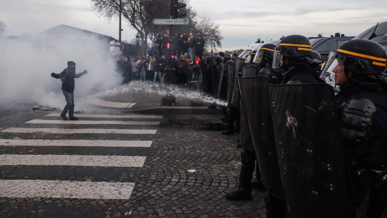Parigi, scontri con la polizia