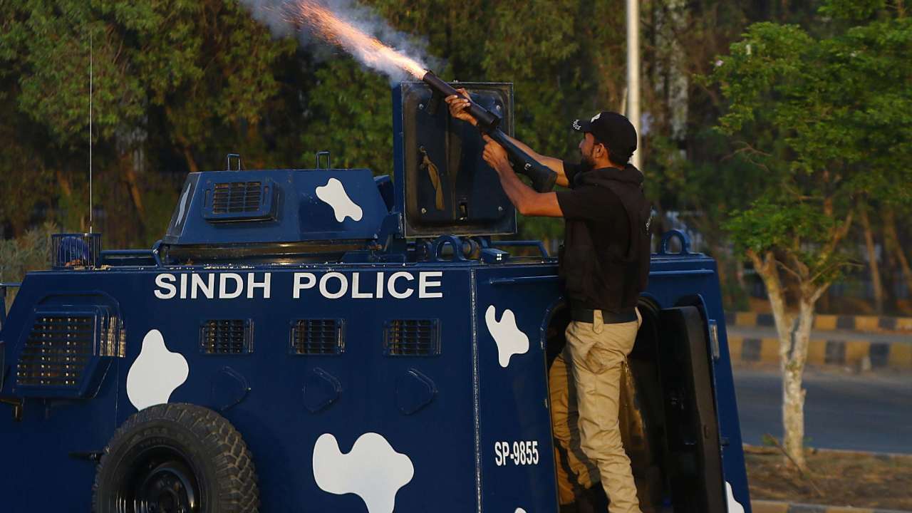 Polizia in Pakistan reprime le proteste
