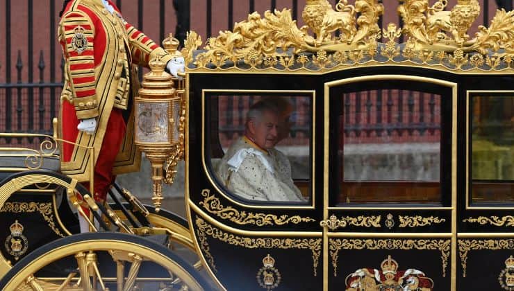 Re Carlo III verso l'Abbazia di Westminster