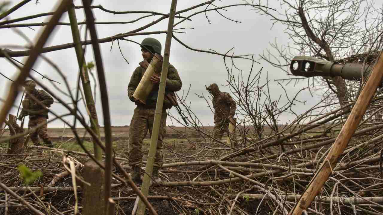 Soldati ucraini che lavorano