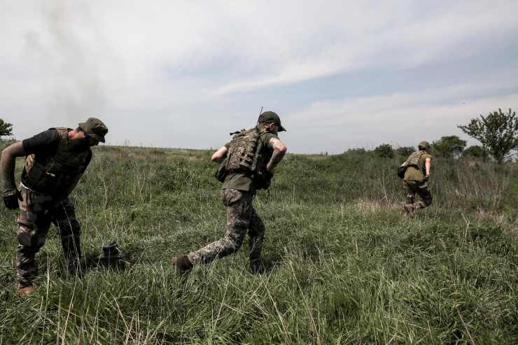 Soldati ucraini nella periferia di Bakhmut