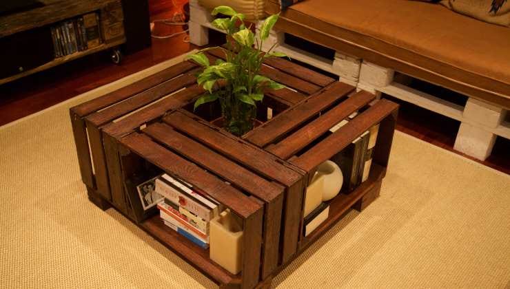 Tavolino con cassette di legno della frutta