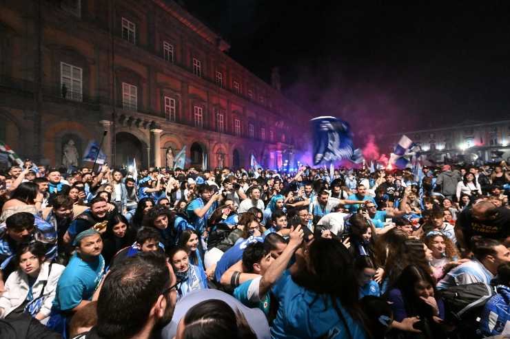 Tifosi festeggiano lo scudetto del Napoli