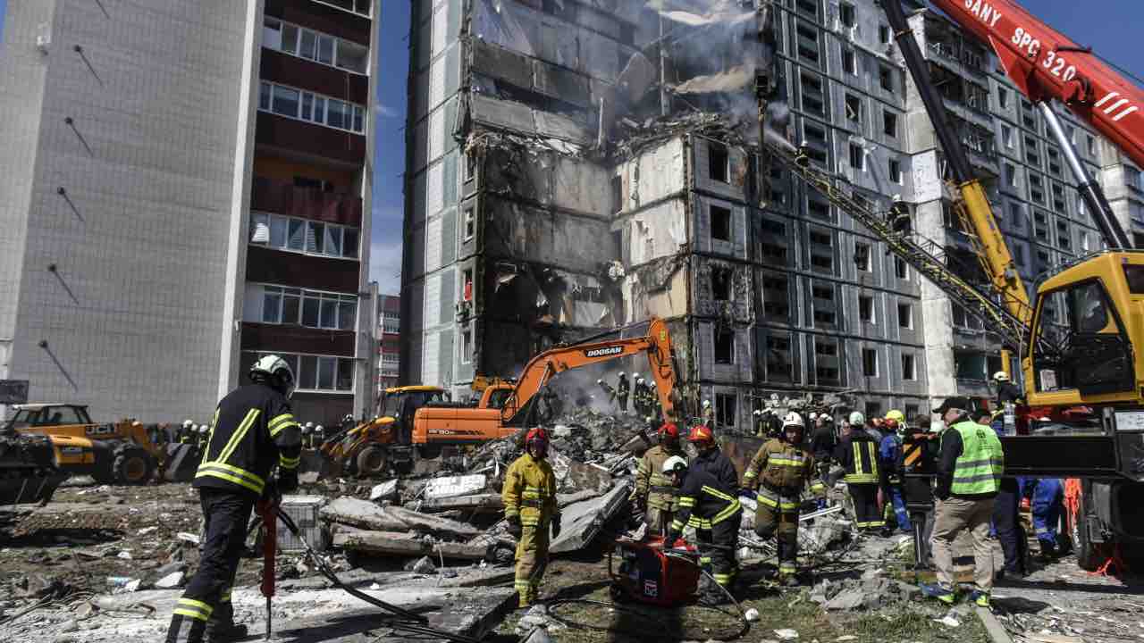Uman, Cherkasy, edificio colpito durante un attacco missilistico