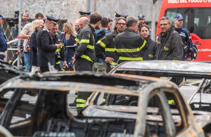 Vigili del fuoco e autorità sul luogo dell'esplosione a Milano