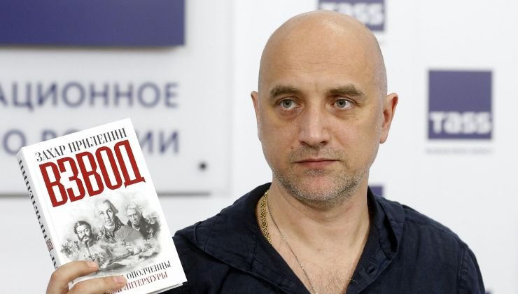 Zakhar Prilepin con il suo libro Platoon