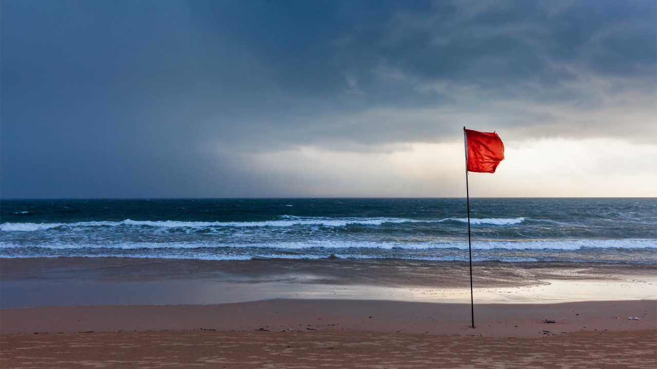 Bandiera rossa sulla spiaggia