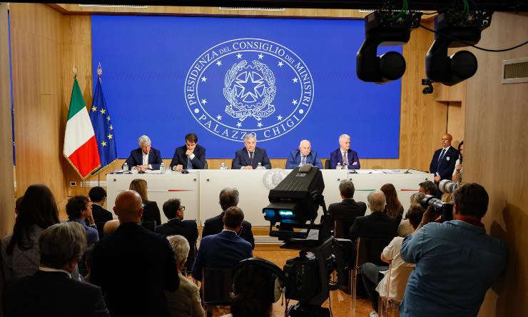 Andrea Abodi, Raffaele Fitto, Antonio Tajani, Carlo Nordio, Paolo Zangrillo in conferenza stampa