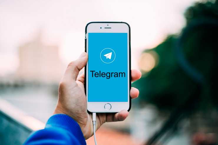 Cellulare con l'app Telegram