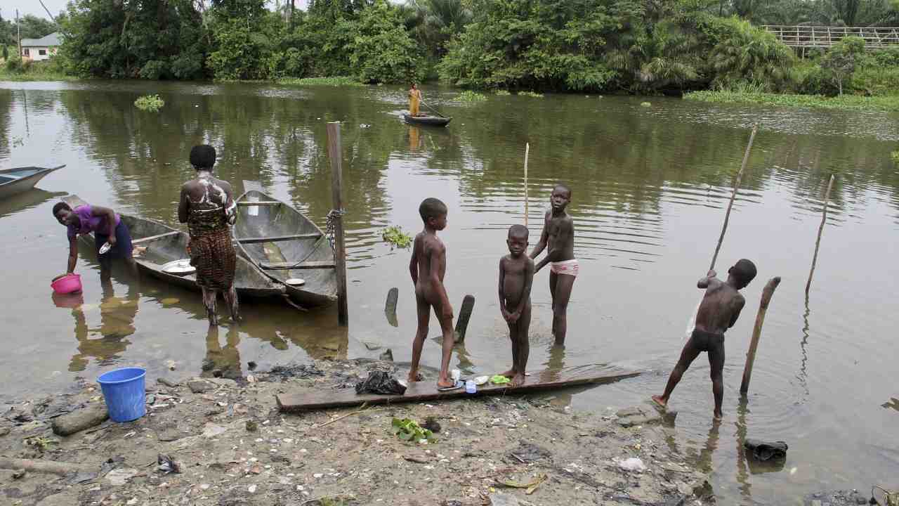 Donne e bambini in un fiume in Nigeria