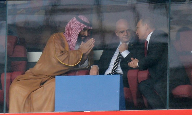 Il propreitario del Newcastle Mohammad bin Salman, il presidente FIFA Gianni Infantino e Vladimir Putin