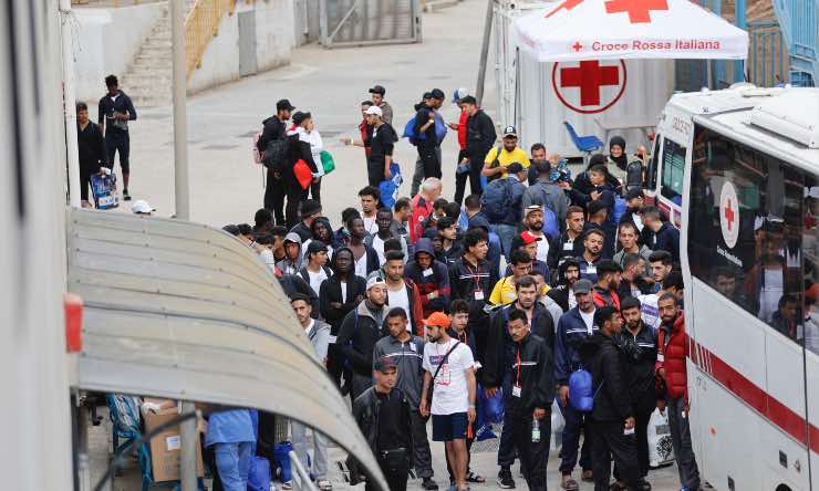Lampedusa, migranti davanti l'hotspot