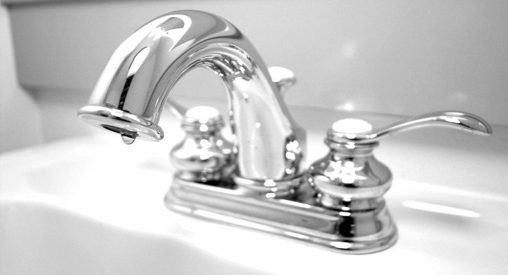 Lucidare i rubinetti con il dentifricio: il segreto delle casalinghe